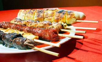 A Venda dú Santy é especializada em espetinhos de todos os sabores, linguiça defumada, frango, coraçãozinho e pão de alho